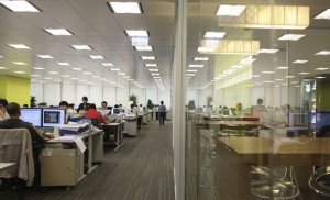 corporate-office-with-reflective-surfaces1-824x500